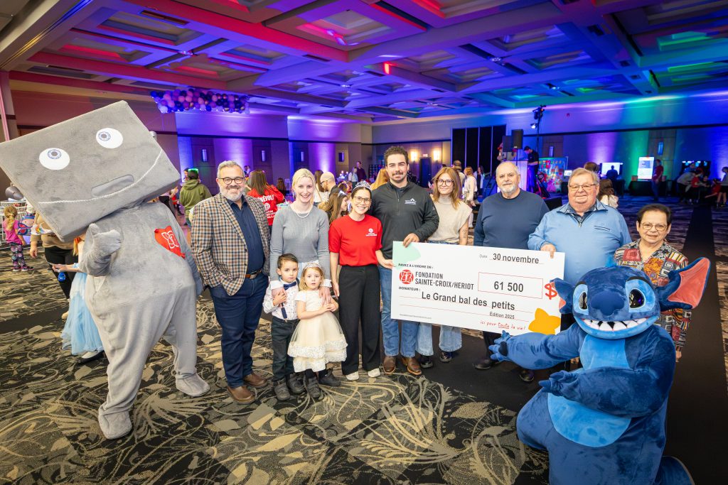Dans l’ordre habituel : Robot Le bricoleur – Fondation Sainte-Croix/Heriot, Paul Gagné – directeur général de la caisse Desjardins de Drummondville et président du conseil d’administration de la Fondation Sainte-Croix/Heriot, Marie-Pierre Girouard – pharmacienne-propriétaire associée et sa famille, Marika Smith – directrice générale par intérim de la Fondation Sainte-Croix/Heriot, Thomas et Chloé Dionne – Revêtements Stéphane Dionne, Marc Boisselle – Le Groupe Therrien, André et Liliane Lemaire – Les Habitations André Lemaire, et Stitch!
